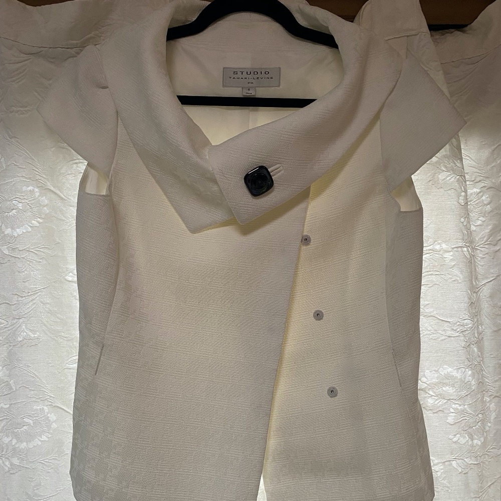 Women's off white collared vest with black button